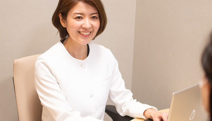 女性医師常駐で安心（対応する者は女性）のイメージ写真